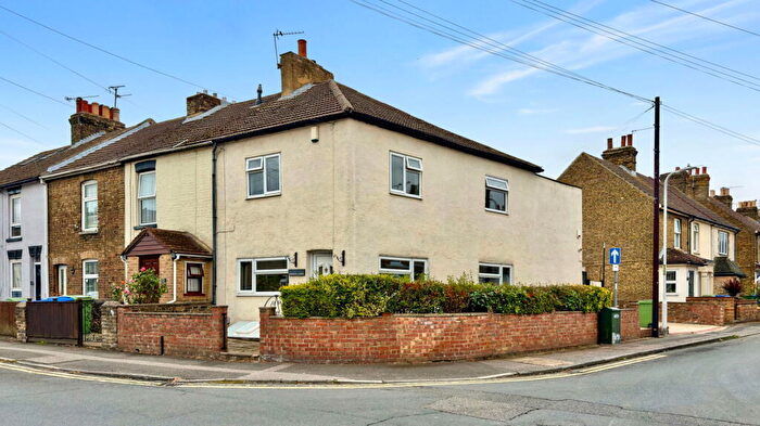 3 Bedroom End Of Terrace House For Sale In Shortlands Road, Sittingbourne, Kent, ME10