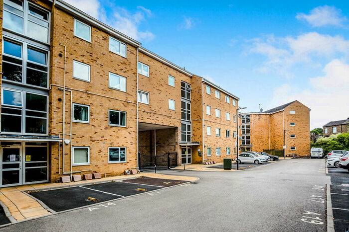 2 Bedroom Apartment To Rent In Halifax Road, Huddersfield, HD3