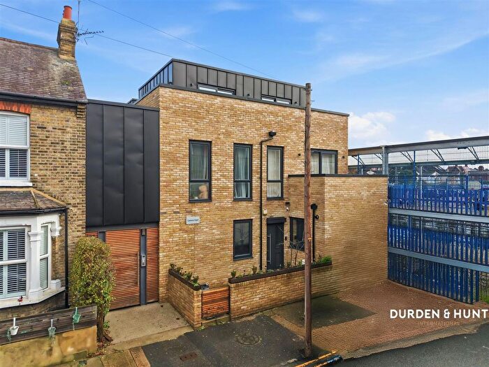 3 Bedroom Flat To Rent In Fifth Avenue, Cameron Court, E12