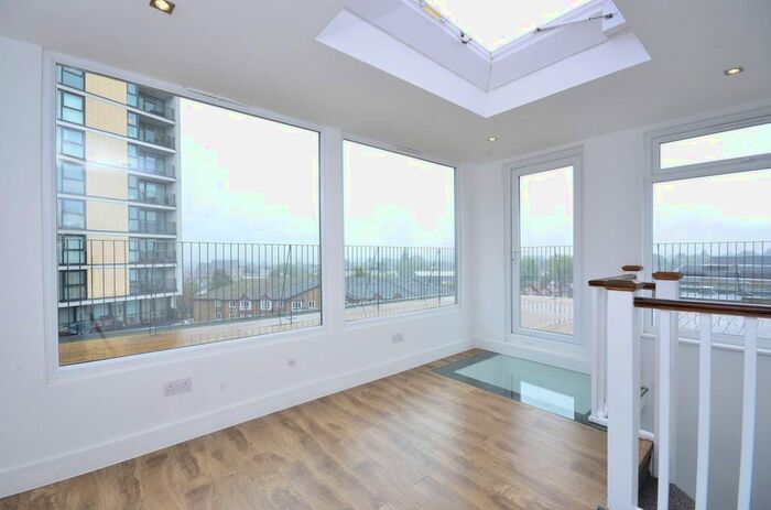 4 Bedroom Flat To Rent In Ballards Lane, North Finchley, London, N12