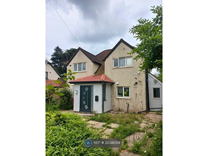 3 Bedroom Detached House To Rent In Burnham Lane, Slough, SL1
