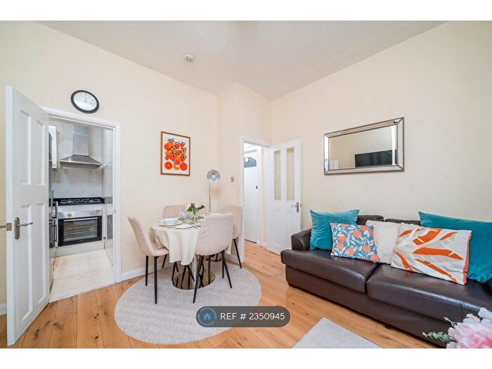 2 Bedroom Flat To Rent In Pembridge Road, London, W11