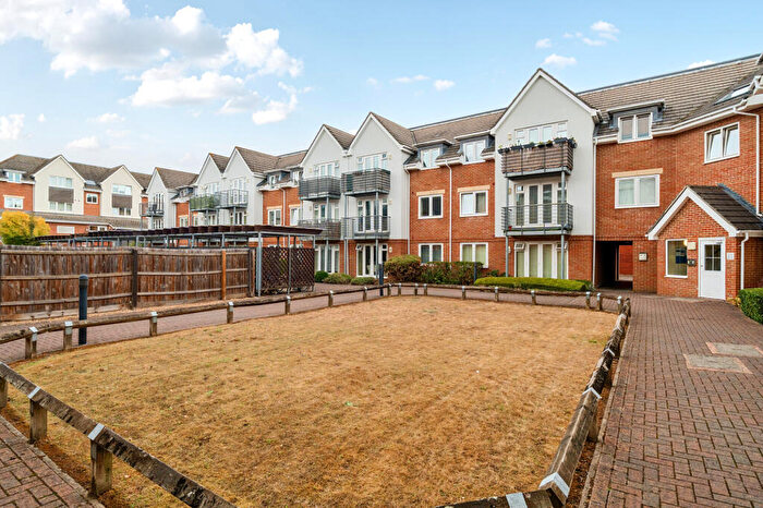 2 Bedroom Flat For Sale In Old Dairy Close, Fleet, GU51