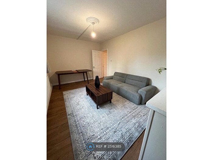 2 Bedroom Flat To Rent In Western Court, Romford, RM1