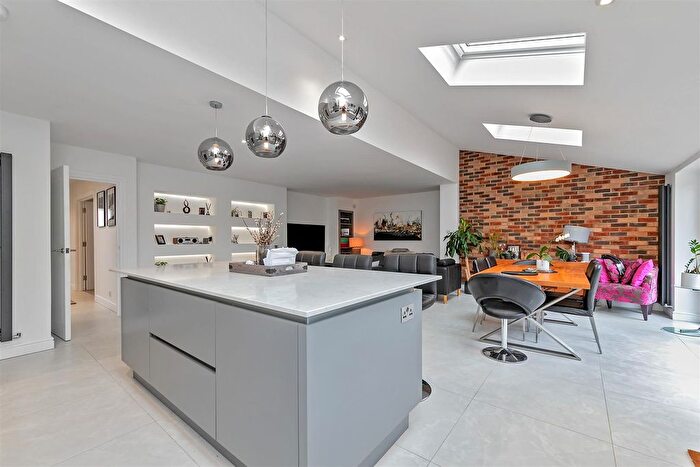 5 Bedroom Detached House For Sale In Toulmin Drive, St.Albans, AL3
