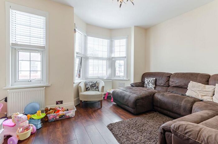 3 Bedroom Flat For Sale In Edinburgh Road, Walthamstow, London, E17