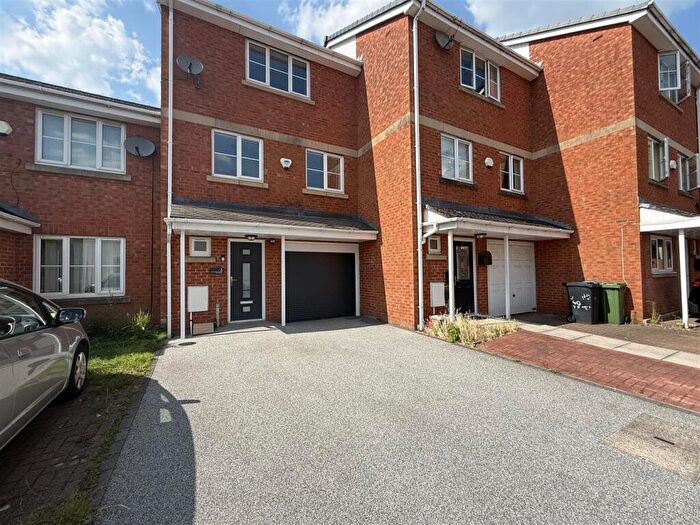 4 Bedroom Town House For Sale In Park Square, Ashton-Under-Lyne, OL6