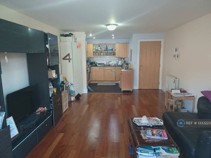 2 Bedroom Flat To Rent In California Close, Sutton, SM2