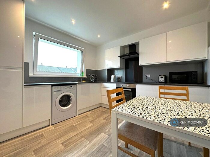 3 Bedroom Flat To Rent In Dumbryden Grove, Edinburgh, EH14