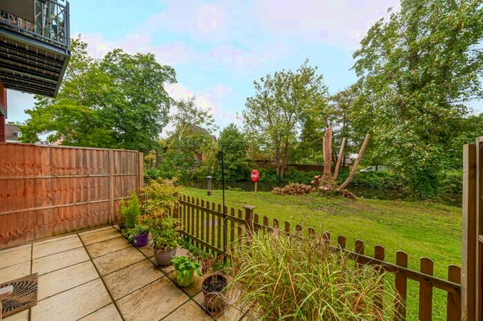 1 Bedroom Flat To Rent In Weybrook House, Weyside Park, Godalming, GU7