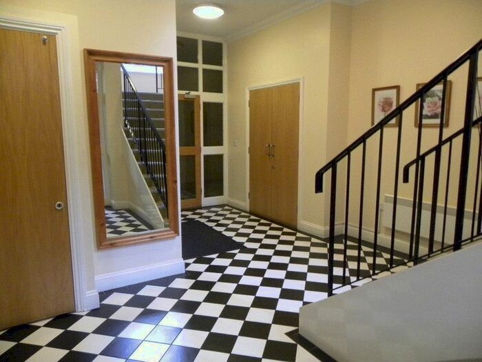 2 Bedroom Flat To Rent In Wood Street, EN5