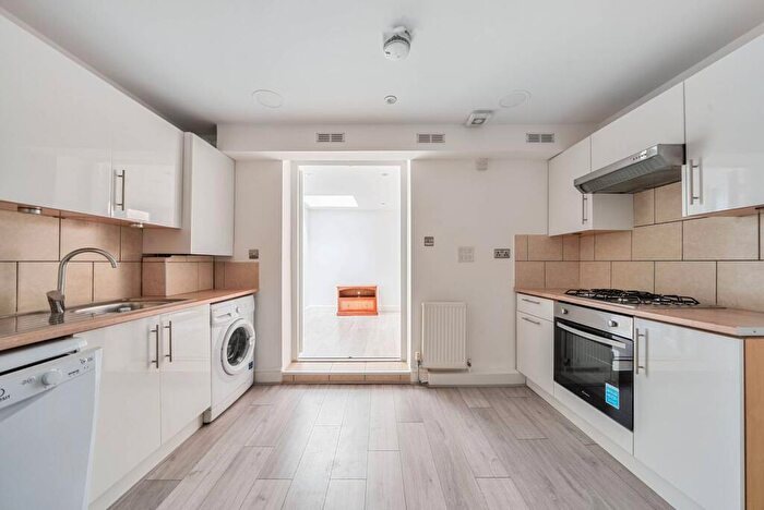 3 Bedroom Flat For Sale In Englewood Road, Clapham South, London, SW12