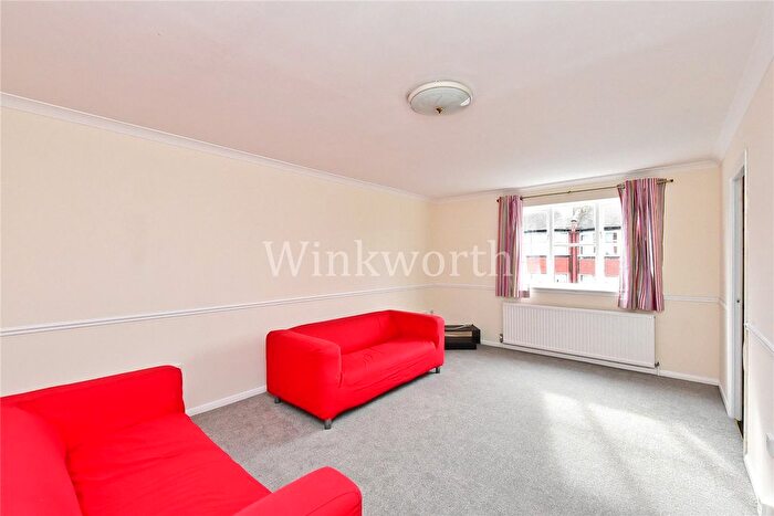 2 Bedroom Flat To Rent In Warwick Gardens, London, N4