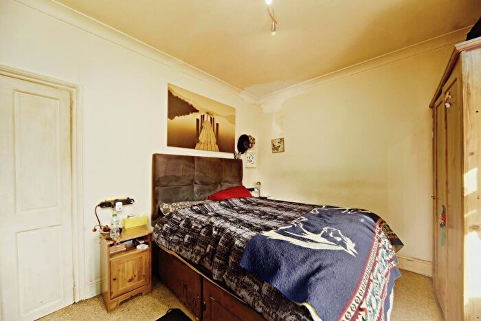 2 Bedroom End Of Terrace House For Sale In Harrisons Rise, Croydon, CR0
