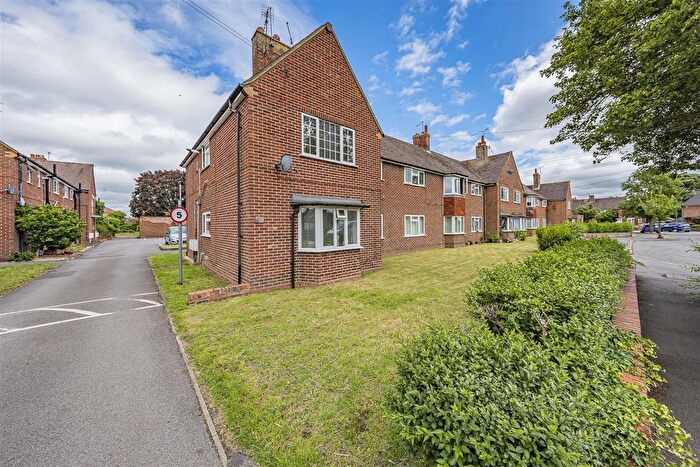 2 Bedroom Maisonette For Sale In Queens Close, Old Windsor, Windsor, SL4