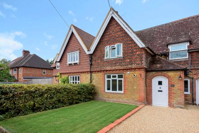 2 Bedroom Flat To Rent In Station Lane, Enton, Godalming, GU8