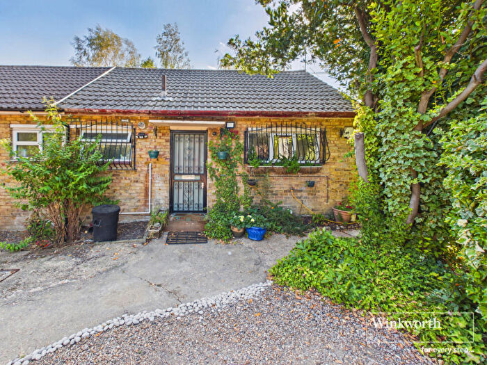 2 Bedroom Bungalow For Sale In Townsend Lane, Kingsbury, London, NW9