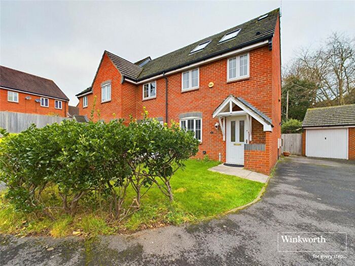 5 Bedroom Semi-Detached House To Rent In Swallows Croft, Reading, Berkshire, RG1