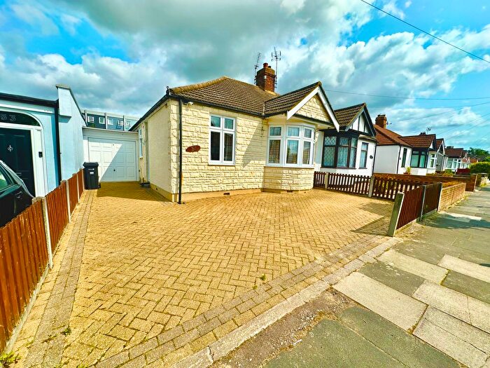 3 Bedroom Bungalow To Rent In Chestnut Grove, Ilford, IG6
