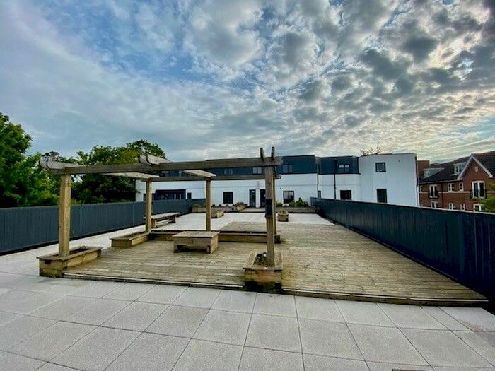 2 Bedroom Flat To Rent In Walton Street, Aylesbury, HP21