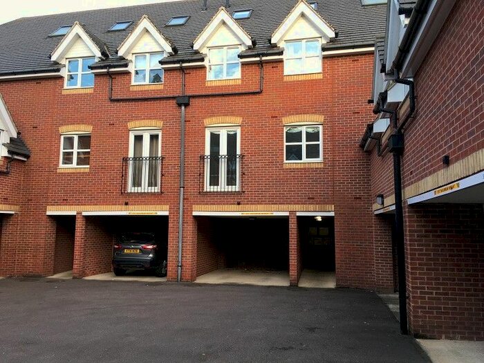2 Bedroom Flat To Rent In Park View, Wallbeck Close, Northampton, Northamptonshire., NN2