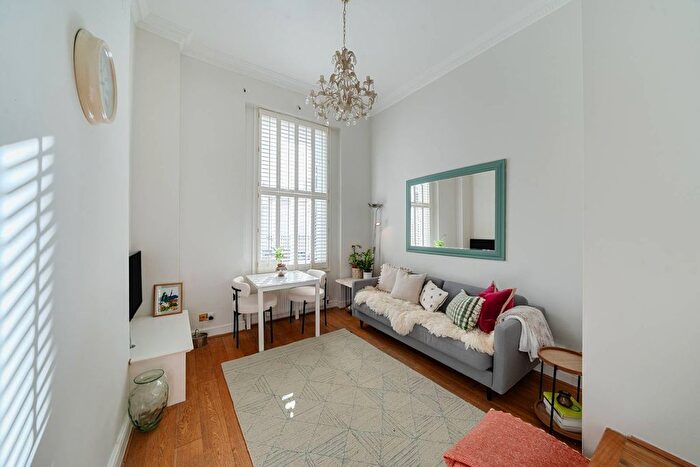 2 Bedroom Maisonette For Sale In St Georges Square, Pimlico, London, SW1V