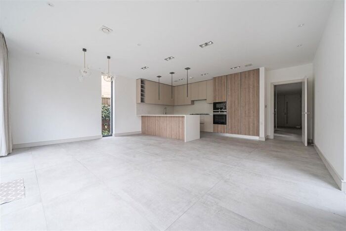 4 Bedroom Detached House For Sale In New Wokingham Road, Crowthorne, Berkshire, RG45