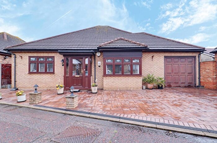 3 Bedroom Detached Bungalow For Sale In Westview Close, Rainham, RM13