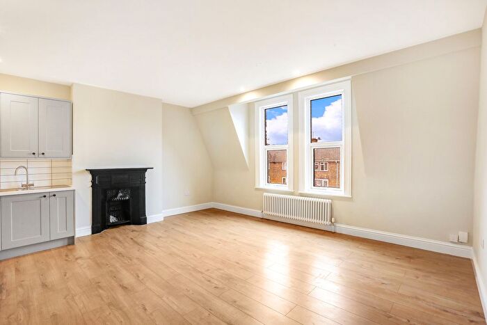 2 Bedroom Flat To Rent In St. Margarets Road, Twickenham, TW1