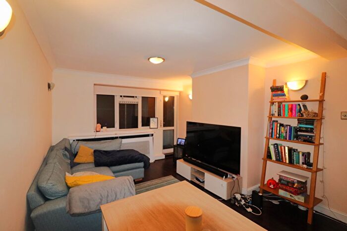 3 Bedroom Flat To Rent In Chigwell Road, London, E18