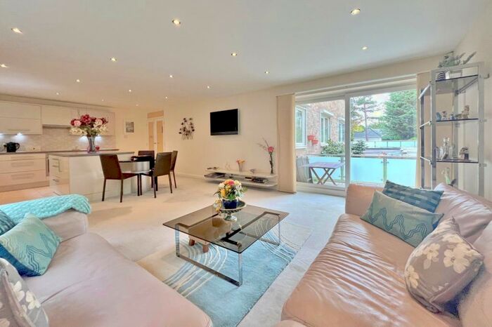 3 Bedroom Flat To Rent In Canford Cliffs, BH13