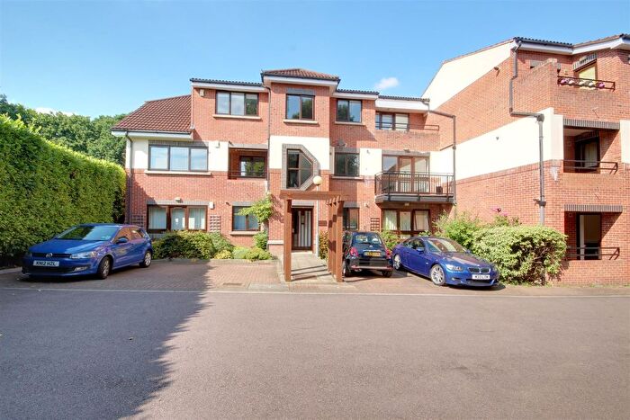 2 Bedroom Flat To Rent In Brook Park Close, London, N21