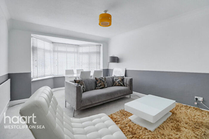 2 Bedroom Flat For Sale In Fairfax Drive, Westcliff-On-Sea, SS0