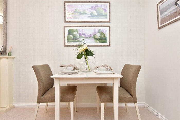 1 Bedroom Flat For Sale In Garland Road, East Grinstead, West Sussex, RH19