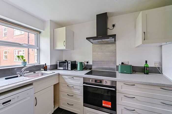 1 Bedroom Flat For Sale In Molyneux Drive, Tooting Bec, London, SW17