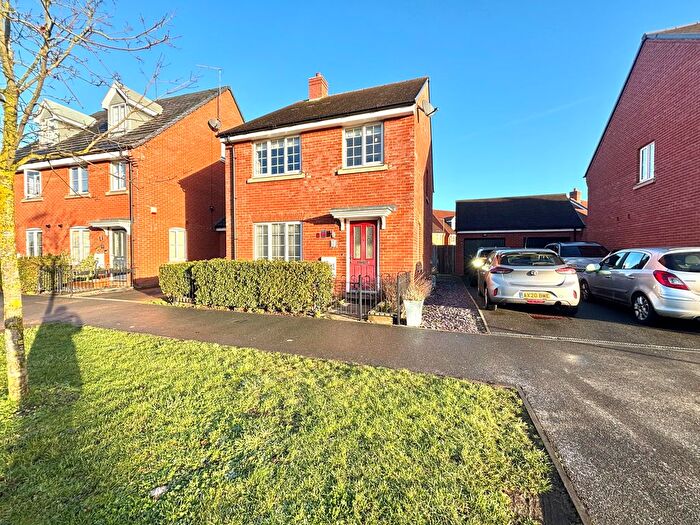 4 Bedroom Semi Detached House To Rent In Paradise Orchard, Berryfields, Aylesbury, HP18