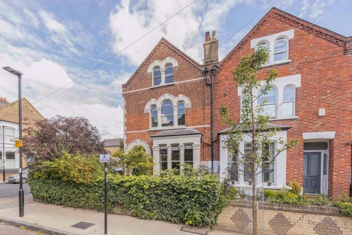 3 Bedroom Flat To Rent In Yerbury Road, Upper Holloway, N19