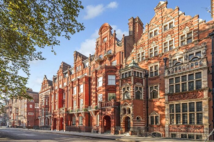 3 Bedroom Flat To Rent In Cadogan Square, Knightsbridge, SW1X