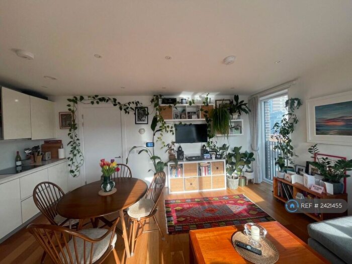 2 Bedroom Flat To Rent In Lucan Path, London, N1