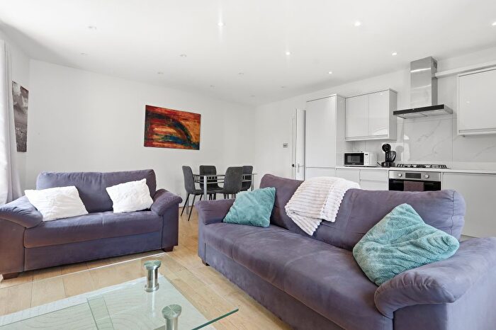2 Bedroom Flat To Rent In Flat, Rvane House, Raven Row, London, E1