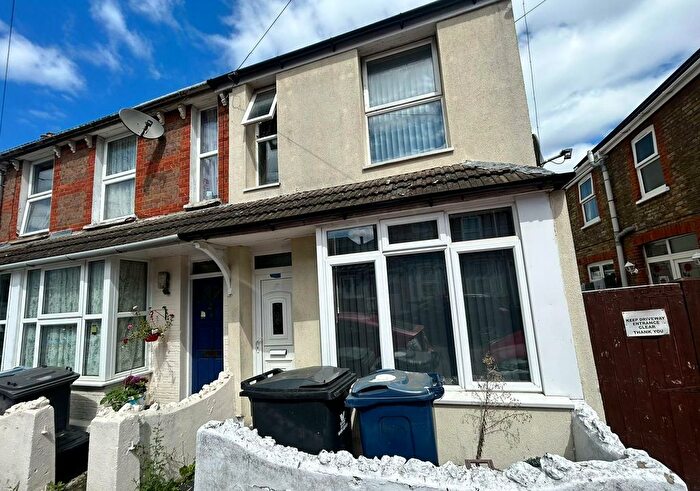 4 Bedroom Semi-Detached House To Rent In Upper Green Street, High Wycombe, HP11