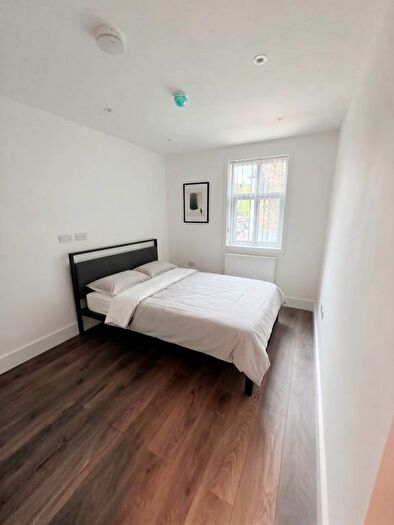 Semi-Detached House To Rent In Avenue Road, Acton, W3