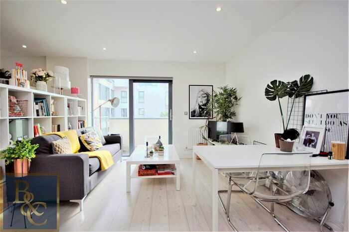 Studio To Rent In Lock House Oval Road, Camden, NW1