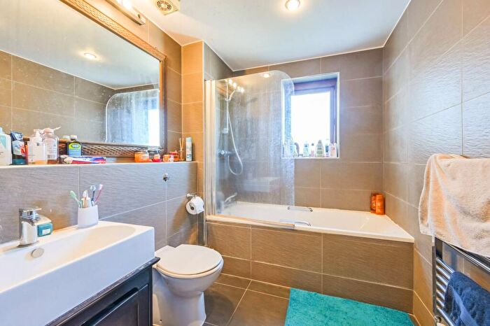 2 Bedroom Flat For Sale In Stephenson Close, Mile End, London, E3