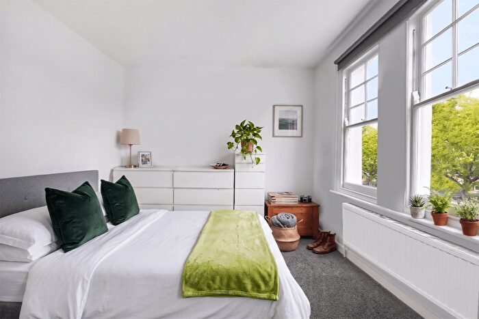 2 Bedroom Flat For Sale In Seymour Road, Mitcham Junction, Mitcham, CR4