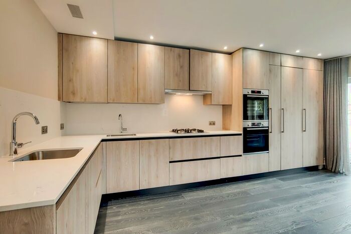 3 Bedroom Flat To Rent In Woodlands, London, NW11