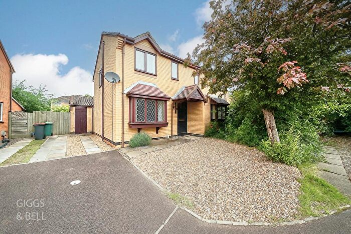 3 Bedroom Semi-Detached House For Sale In Troon Gardens, Luton, Bedfordshire, LU2