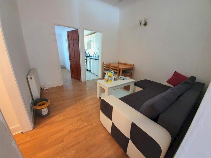 2 Bedroom Flat To Rent In Kensington Gardens, Cranbrook, Ilford, IG1