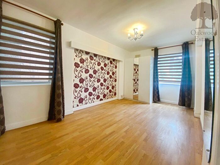 2 Bedroom Flat To Rent In Courtlands, Maidenhead, SL6