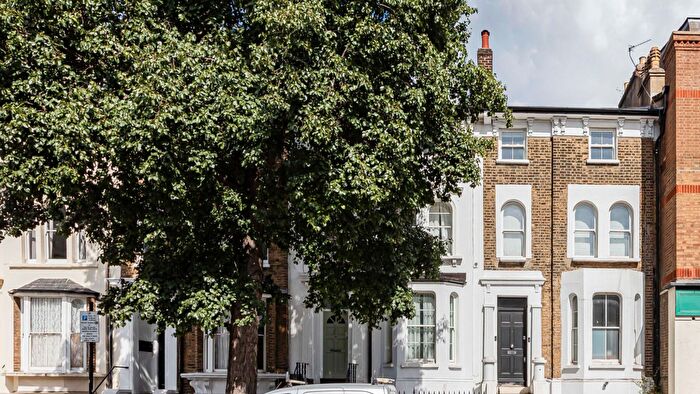 3 Bedroom Duplex For Sale In Grove Road, London, E3